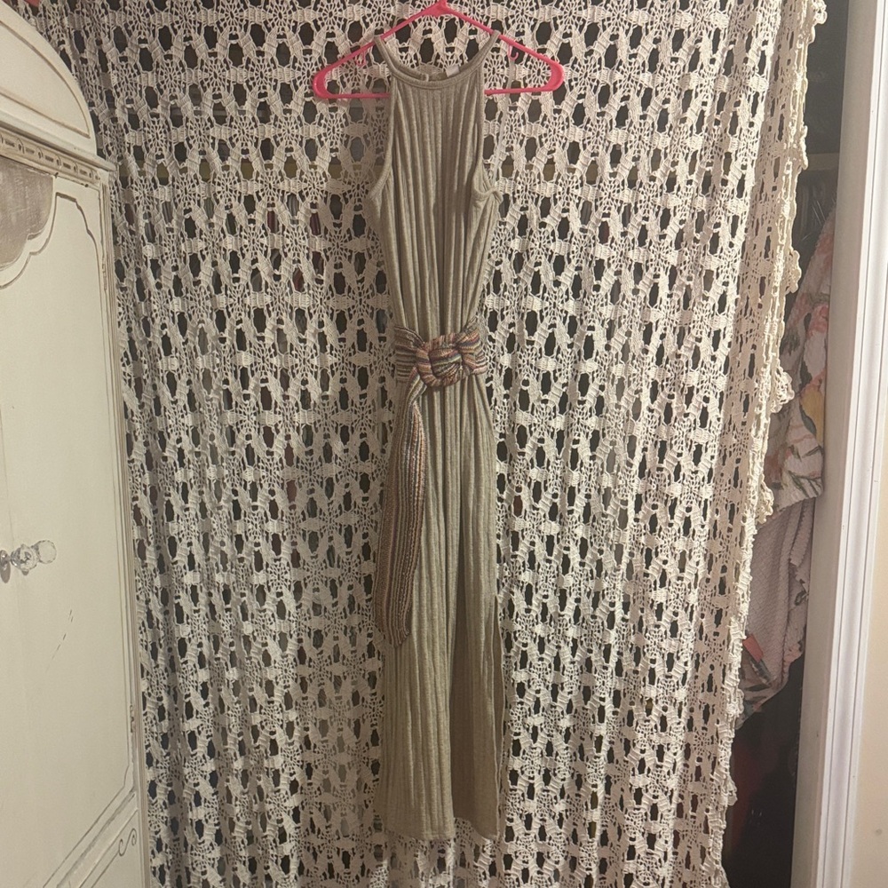 Chic Sleeveless Maxi Dress in Tan